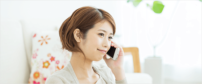 スマートフォンで話す女性